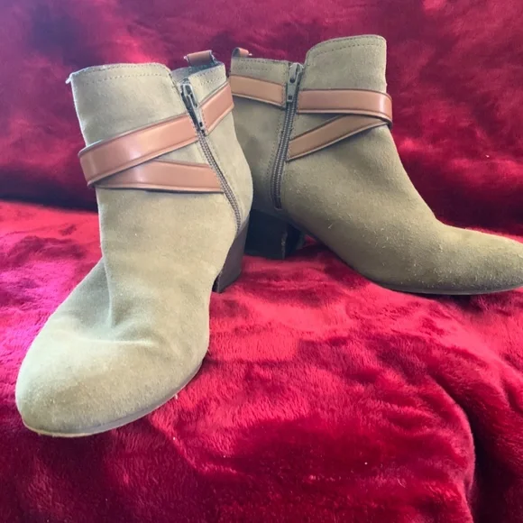 COACH Pauline Suede Strap Buckle Beige Ankle Booties Woman's SIZE 7B - Picture 6 of 8